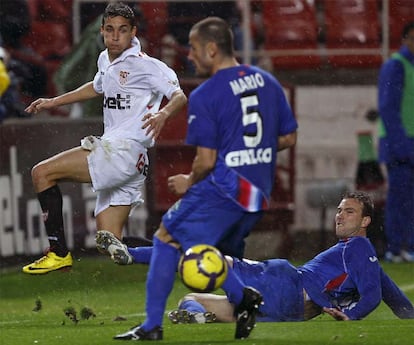 Navas remata a pesar del esfuerzo de Mané desde el suelo por evitarlo  y el balón rebota en Mario. La jugada  se convertiría  en el segundo gol del Sevilla.