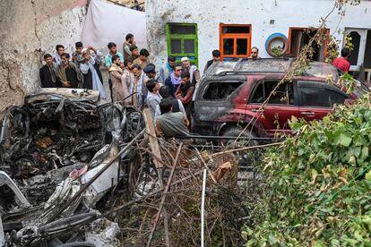 Vecinos y familiares de las diez víctimas mortales por el ataque de un dron en Kabul, el 30 de agosto.