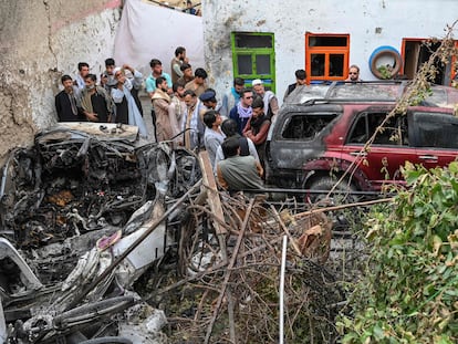 Vecinos y familiares de las diez víctimas mortales por el ataque de un dron en Kabul, el 30 de agosto.