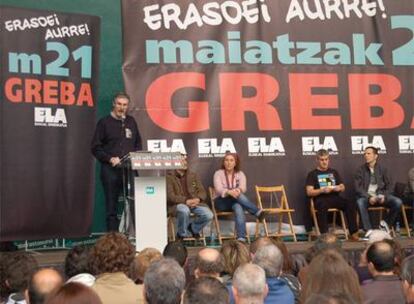 Adolfo Muñoz, durante su intervención de ayer ante los delegados de ELA, en el frontón Labrit de Pamplona.