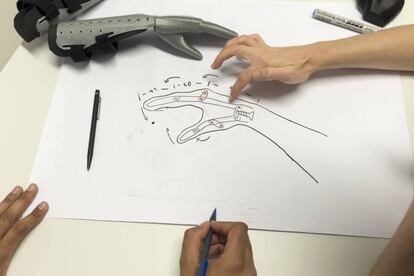 El proyecto de los alumnos de Aquisgrán desarrolló esta prótesis de mano muy simple y no operativa. La primera de estas manos, impresa en Marruecos, ya está en uso.