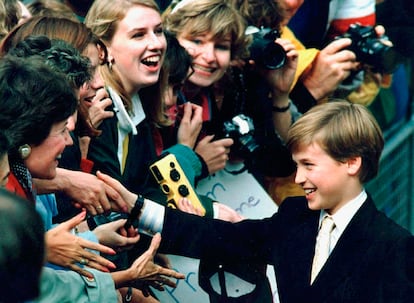 El príncipe Guillermo estrecha la mano de sus admiradores durante una parada en la catedral de St. James en Toronto (Canadá) el 27 de octubre de 1991.