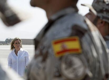 La ministra de Defensa, Carme Chacón, pasa revista a las tropas a su llegada a la base de Herat (Afganistán).