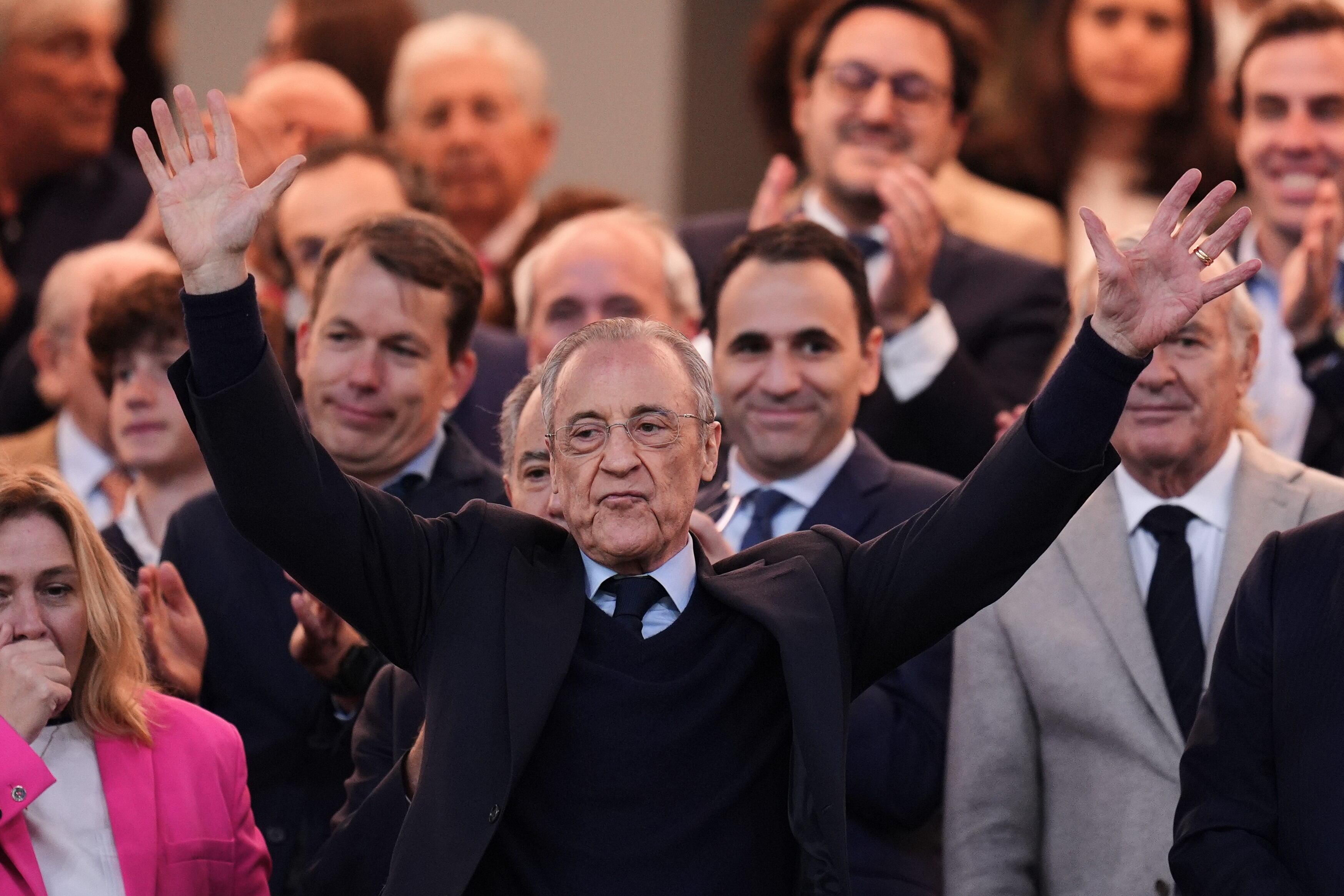 Real Madrid - Oviedo en directo | La seguridad del Bernabéu retira una pancarta con el lema “Florentino, dimisión”
