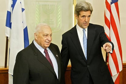 Ariel Sharon y el líder demócrata estadounidense John Kerry, ayer en Jerusalén.
