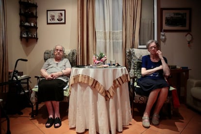 Esperanza Alles (i), de 100 años, en el comedor de su casa de Ferreires (Menorca) junto a su hija, con la que comparte vivienda. Le brillan los ojos cuando recuerda a su padre cuando la llevó a ver el primer avión que sobrevoló la isla. Alles recuerda haber visto soldados de ambos bandos de la Guerra Civil en las montañas el día de 1939 en que terminó la guerra.