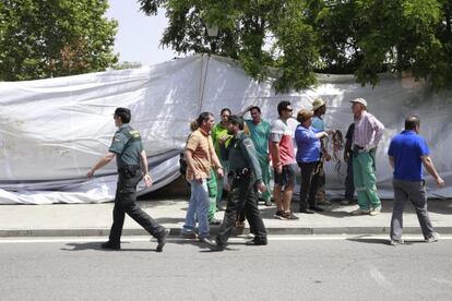 La Guardia Civil levanta el cordón ante la Guardería de Colmenar de Arroyo.