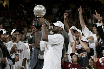 LeBron James levanta el trofeo de vencedor de la Conferencia Este de la NBA, tras su victoria con Cleveland ante Detroit en 2007.