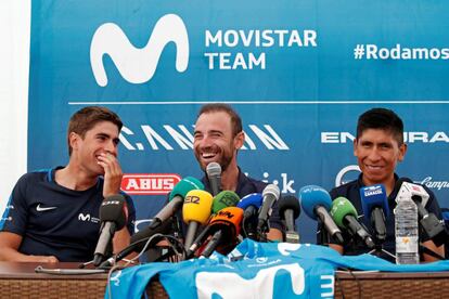 Landa, Valverde y Nairo se cuentan un chiste durante la conferencia de prensa.
