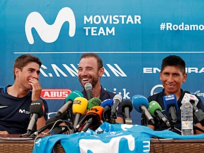 Landa, Valverde y Nairo se cuentan un chiste durante la conferencia de prensa.