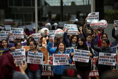 Empleadas domésticas participan en una protesta con motivo del Día Internacional de la Mujer, en Hong Kong (China).