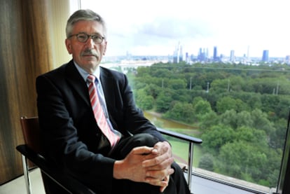 Thilo Sarrazin posa en el Bundesbank, en Francfort, el 24 de marzo de 2009.