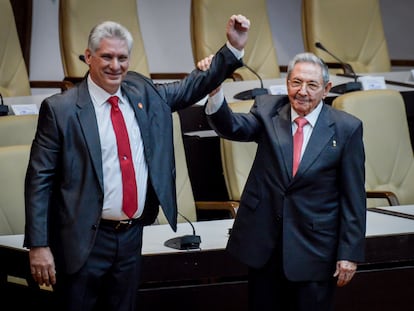 Miguel Díaz-Canel, presidente de Cuba, junto al exmandatario Raúl Castro, en La Habana, en 2018.