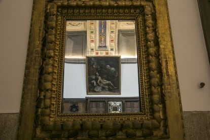 Espejo en la sacristía, con una de las pinturas de Claudio Coello al fondo, en el Monasterio de San Lorenzo de El Escorial.
