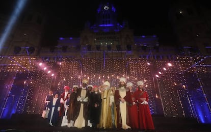 Los Reyes Magos, junto con la alcaldesa de Madrid Manuela Carmena, a su llegada al Palacio de Cibeles.