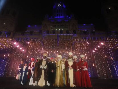 Los Reyes Magos, junto con la alcaldesa de Madrid Manuela Carmena, a su llegada al Palacio de Cibeles.