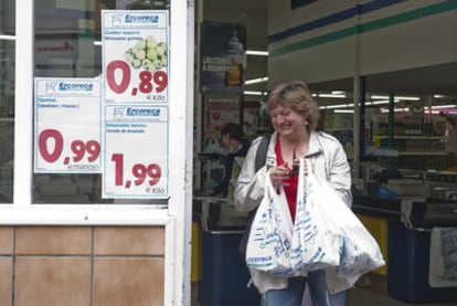 Una mujer sale de hacer la compra en un supermercado Ercoreca, en la calle Casune de Getxo.