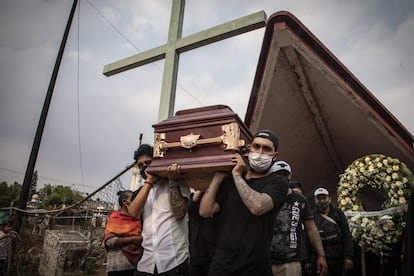 Juan Luis Díaz Galicia volvía de trabajar cuando sucedió el accidente. Sus familiares y amigos lo despidieron en el panteón de San Pedro Tláhuac, Ciudad de México, el 5 de mayo.