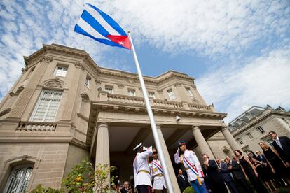 El Gobierno de La Habana ha desplegado este lunes todo su protocolo para celebrar la reapertura de su legación en Washington tras más de medio siglo de ruptura diplomática con Estados Unidos. En la imagen, un momento de la ceremonia de izado de la bandera cubana en la embajada de Washington.