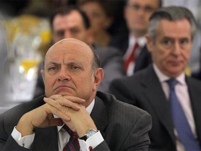 Juan Ramón Quintás escucha al gobernador del Banco de España, Miguel Ángel Fernández Ordóñez, el pasado marzo.