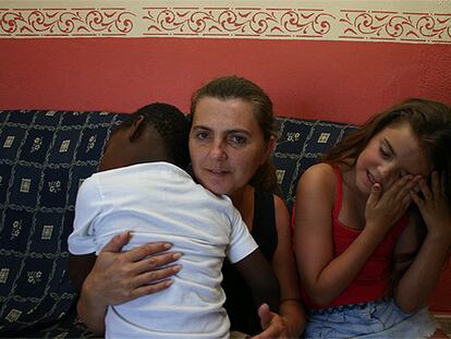 Isabel Dueñas, con el niño nigeriano que cuida, en julio de 2004.