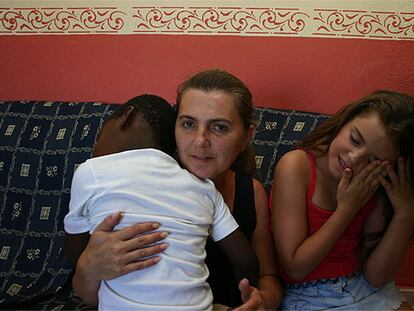 Isabel Dueñas, con el niño nigeriano que cuida, en julio de 2004.