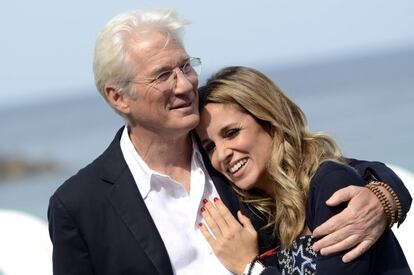 El actor estadounidense Richard Gere y la empresaria española Alejandra Silva confirmaron el embarazo el pasado septiembre con una imagen única: la bendición de la criatura por parte del Dalai Lama. Gere es budista, conoce al líder espiritual tibetano desde hace tres décadas, y ha aprovechado su visita a Holanda para comunicarle la noticia. Este será el segundo hijo para ambos, el primero en común.