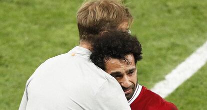 Klopp consuela a Salah.