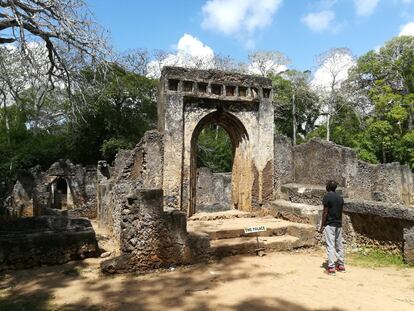 En África del Este subyacen las ruinas de la ciudad perdida de Gede, una maravilla arqueológica conocida como el 'Machu Picchu' de Kenia. Esta urbe suajili ha desconcertado durante décadas a arqueólogos e historiadores por la falta de referencias en fuentes históricas, pero sus vestigios prueban que albergó una civilización avanzada antes de su abandono en el siglo XVII. En la imagen, un visitante contempla la entrada principal arqueada del Palacio en las ruinas de Gede.