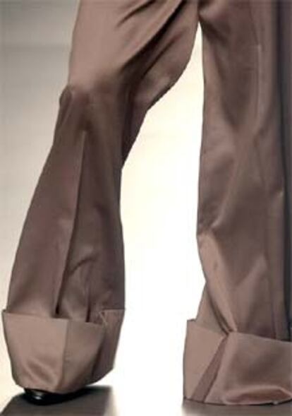 Pantalones muy largos y muy anchos en raso de seda, creación también de Palacio.