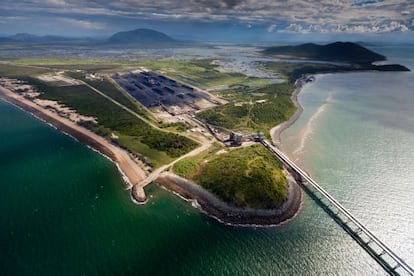La terminal de carbón de Abbott Point, a pocos kilómetros de la Gran Barrera de Coral y junto a las paradisíacas islas Whitsundays, es uno de los principales puertos de carbón del mundo. Las campañas de desinversión han frenado su ampliación.