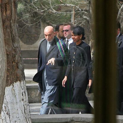 Hamid Karzai y Condoleezza Rice, ayer en Kabul.