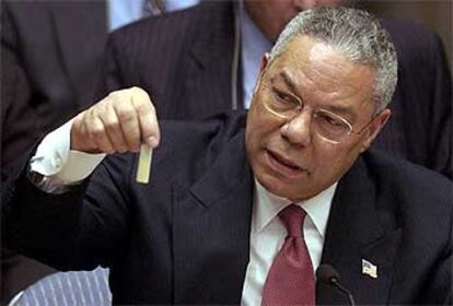 Colin Powell muestra un tubo que, según dijo, podía contener Antrax, el 5 de febrero en el Consejo de Seguridad de la ONU.

Diapositivas presentadas por el secretario de Estado norteamericano para demostrar que Irak tenía armas de destrucción masiva.