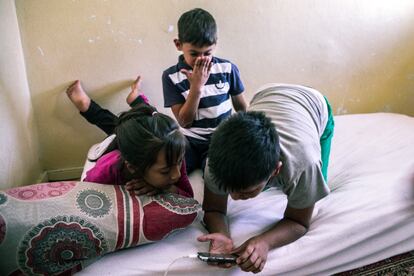 Tres hermanos iraquíes juegan en su habitación. Llegaron a Turquía desde su país hace dos años con su familia.
