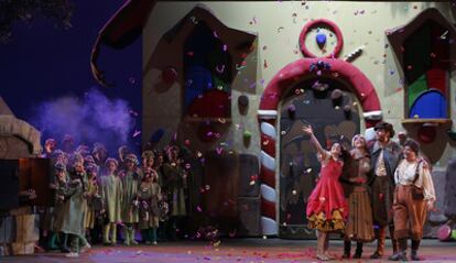 Los niños suben al escenario del Maestranza en la versión más dulce de 'Hänsel y Gretel'