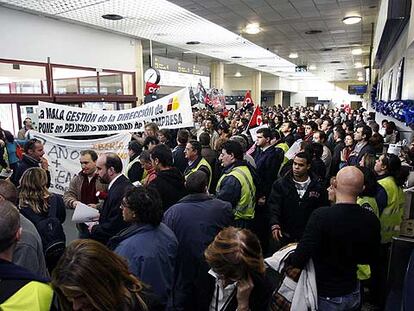Manifestación de trabajadores de tierra de Iberia en el aeropuerto de Barajas (Madrid).