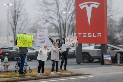 Una manifestacin contra Elon Musk ante una tienda de la compa?a en Decatur (Georgia).