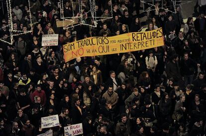 Manifestantes recorren el centro de Barcelona durante la manifestación contra los recortes.
