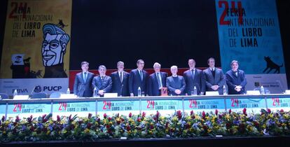 Retrato de los nueve hombres que inauguraron la feria del libro de Lima.