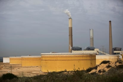 Depósitos de crudo cerca de la ciudad israelí de Ascalón (Israel), en junio de 2015.