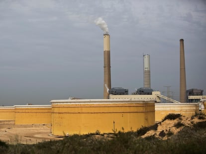 Depósitos de crudo cerca de la ciudad israelí de Ascalón (Israel), en junio de 2015.