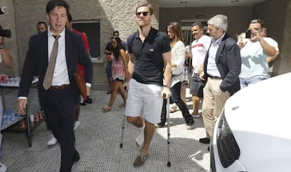 Alonso, a su llegada a la clínica Quirón de Murcia.