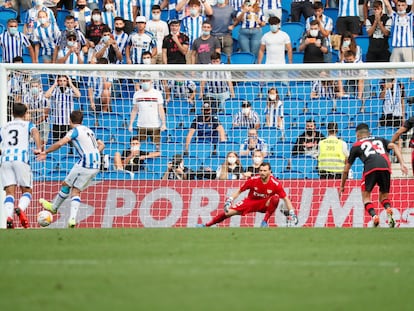 Oyarzabal transforma el penalti de la victoria de la Real.