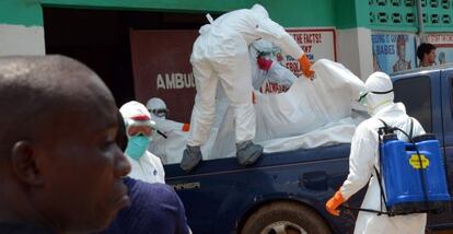 Cruz Roja traslada a las víctimas mortales del ébola en Liberia.