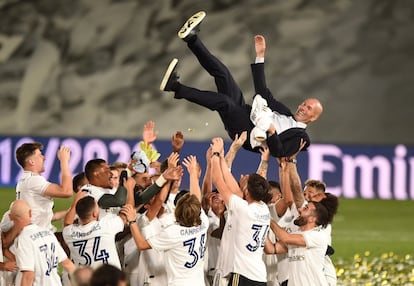 Los jugadores del Real Madrid mantean a Zidane tras lograr LaLiga en el estadio Alfredo Di Stéfano. En cuatro temporadas en el Real Madrid, el entrenador blanco ha levantado su undécimo trofeo (3 Champions, 2 Supercopas de Europa, 2 Copas del Mundo de Clubes, 2 Supercopas de España y 2 ligas españolas).