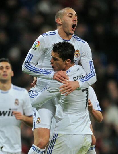 Cristiano Ronaldo y Benzema festejan el gol del francés ante el Mallorca.