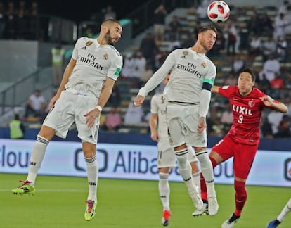 Sergio Ramos intenta un remata de cabeza.