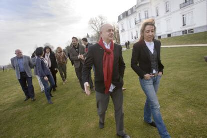 Odón Elorza y Marisol Garmendia, por delante del resto de integrantes de la candidatura del PSE-EE al Ayuntamiento de San Sebastián.