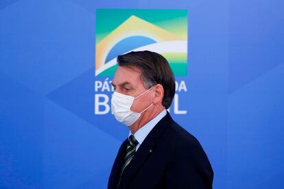 El presidente de Brasil, Jair Bolsonaro, llega con barbijo a la sala de prensa del Palacio Planalto.