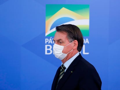 Jair Bolsonaro ao chegar para entrevista coletiva, em Brasília.
